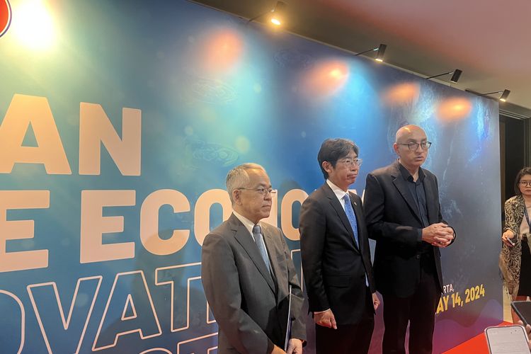 1. H.E. Satvinder Singh, Deputy Secretary-General of ASEAN for ASEAN Economic Community
2. Mr. Kiya Masahiko, Ambassador of the Mission of Japan to ASEAN
3. Mr. Norimasa Shimomura, Resident Representative UNDP Indonesia