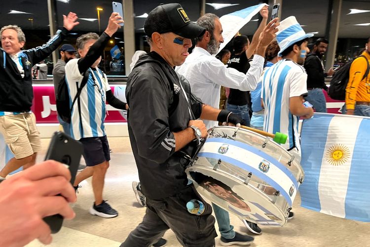 Seorang suporter Argentina menabuh drum yang bergambar legenda sepak bola negaranya, Maradona. Ini terjadi jelang laga Belanda vs Argentina pada perempat final Piala Dunia 2022.