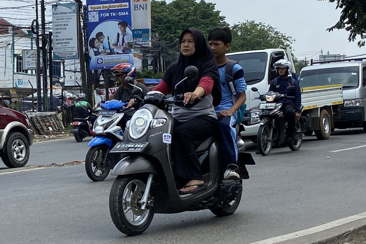 Pengendara motor tidak menggunakan helm di jalan raya