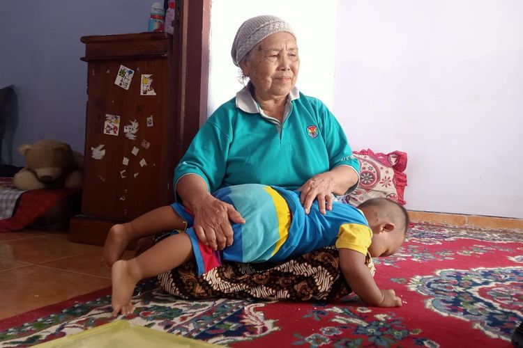 Nenek Ngatima yang berusia 100 tahun segera naik haji setelah berhasil mengumpulkan uang dengan cara menabung di dalam tas kresek. 