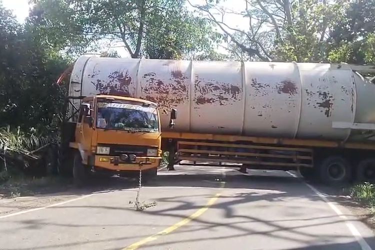 Rem Blong di Tanjakan, Truk Tronton Palang Jalan Trans Sulawesi, Akses Terputus