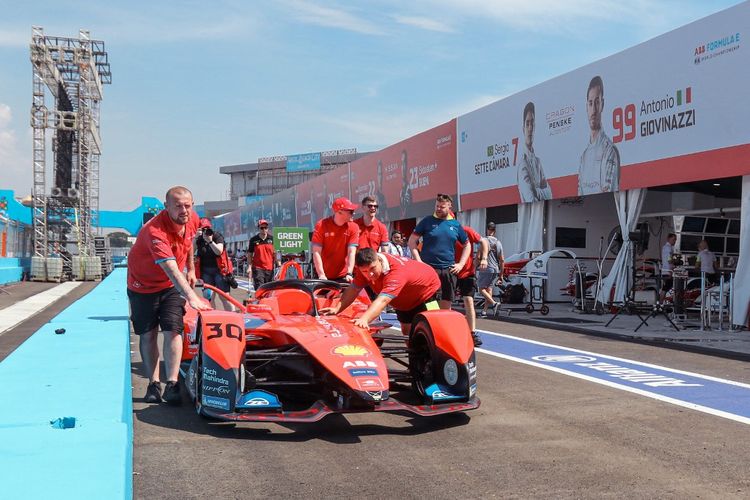 Tim Mahindra Racing bersiap menuju sesi FP1 Formula E Jakarta 2022 di Jakarta International e-Prix Circuit (JIEC), Sabtu 3 Juni 2022. Pebalap Mahindra Racing, Oliver Rowland jadi yang tercepat di sesi FP1 Formula E Jakarta 2022.