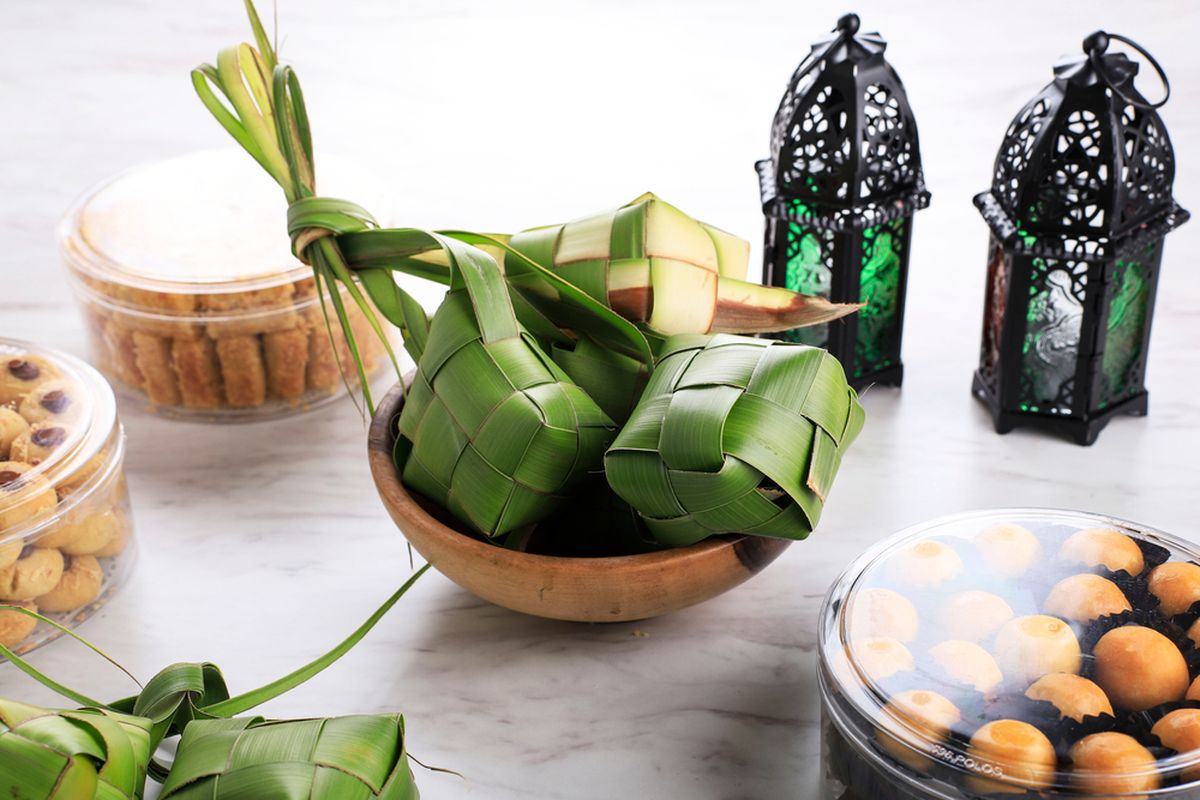 Ilustrasi ketupat. Asal-usul ketupat hidangan atau makanan khas Lebaran Idul Fitri masyarakat Indonesia. Ketupat Lebaran biasa disajikan bersama opor ayam atau rendang.