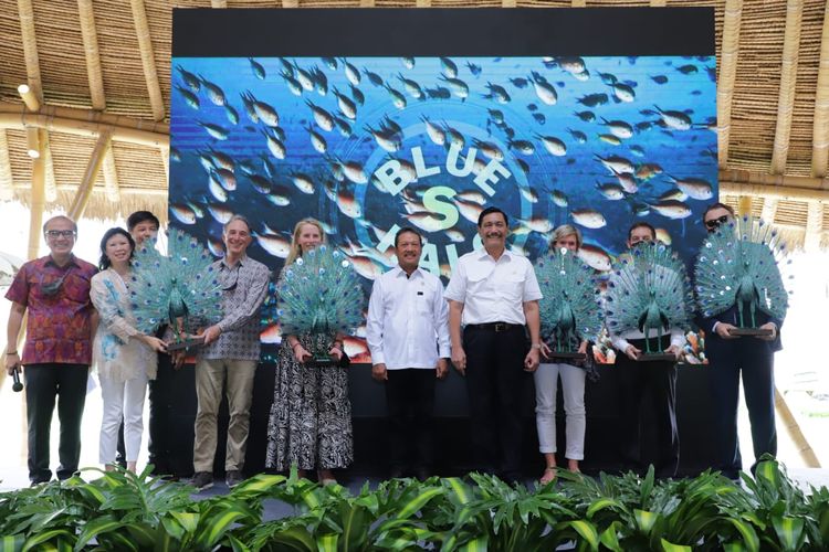 Menteri Kelautan dan Perikanan Sakti Wahyu Trenggono, pendiri Earth Alliance Laurene Powell Jobs, dan Menteri Koordinator Bidang Kemaritiman dan Investasi Luhut Binsar Pandjaitan dalam acara dialog Blue Halo-S di Bali, Selasa (1/3/2022).