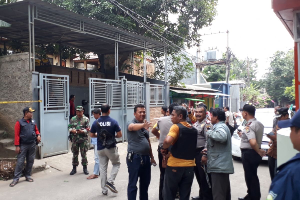 Polisi masih berada di rumah Mardani Ali Sera yang di lempar bom molotov, Jalan KH Ahmad Madani No 199D, Pondok Gede, Bekasi, kamis (19/07/2018).