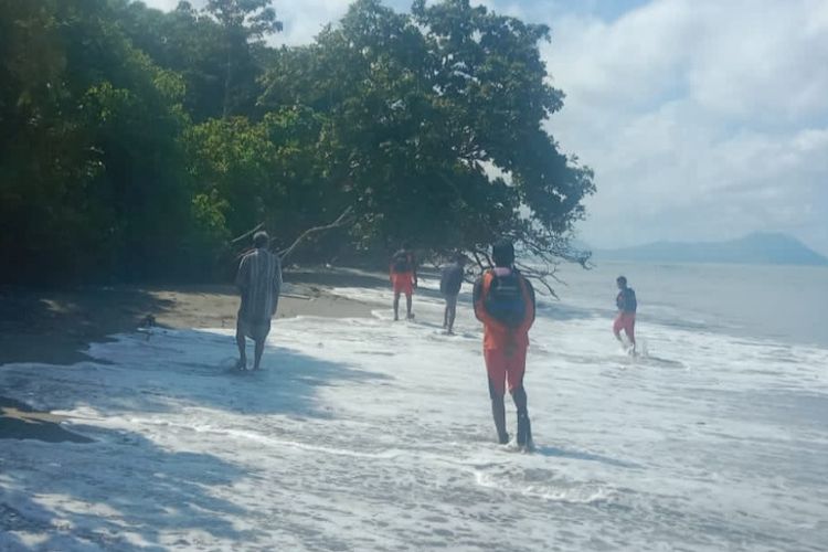 Tim SAR gabungan sedang mencari nelayan yang hilang diterjang ombak saat mencari ikan di Perairan Nangapanda, Kabupaten Ende, NTT, Minggu (1/5/2022).