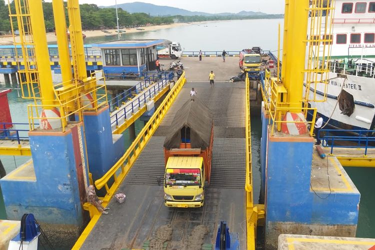 Pelabuhan Tanjung Api Api atau Pelabuhan Penyeberangan Palembang Bangka adalah pelabuhan utama untuk akses dari Sumatera Selatan menuju ke Muntok.