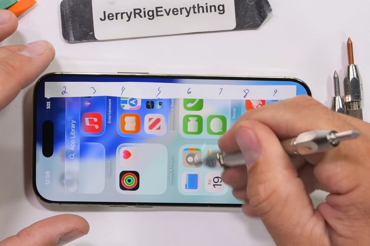 Layar iPhone Air yang dilapisi kaca pelindung Ceramic Shield 2 bahkan masih mulus hingga level 6. Goresan baru terlihat di level 7. 