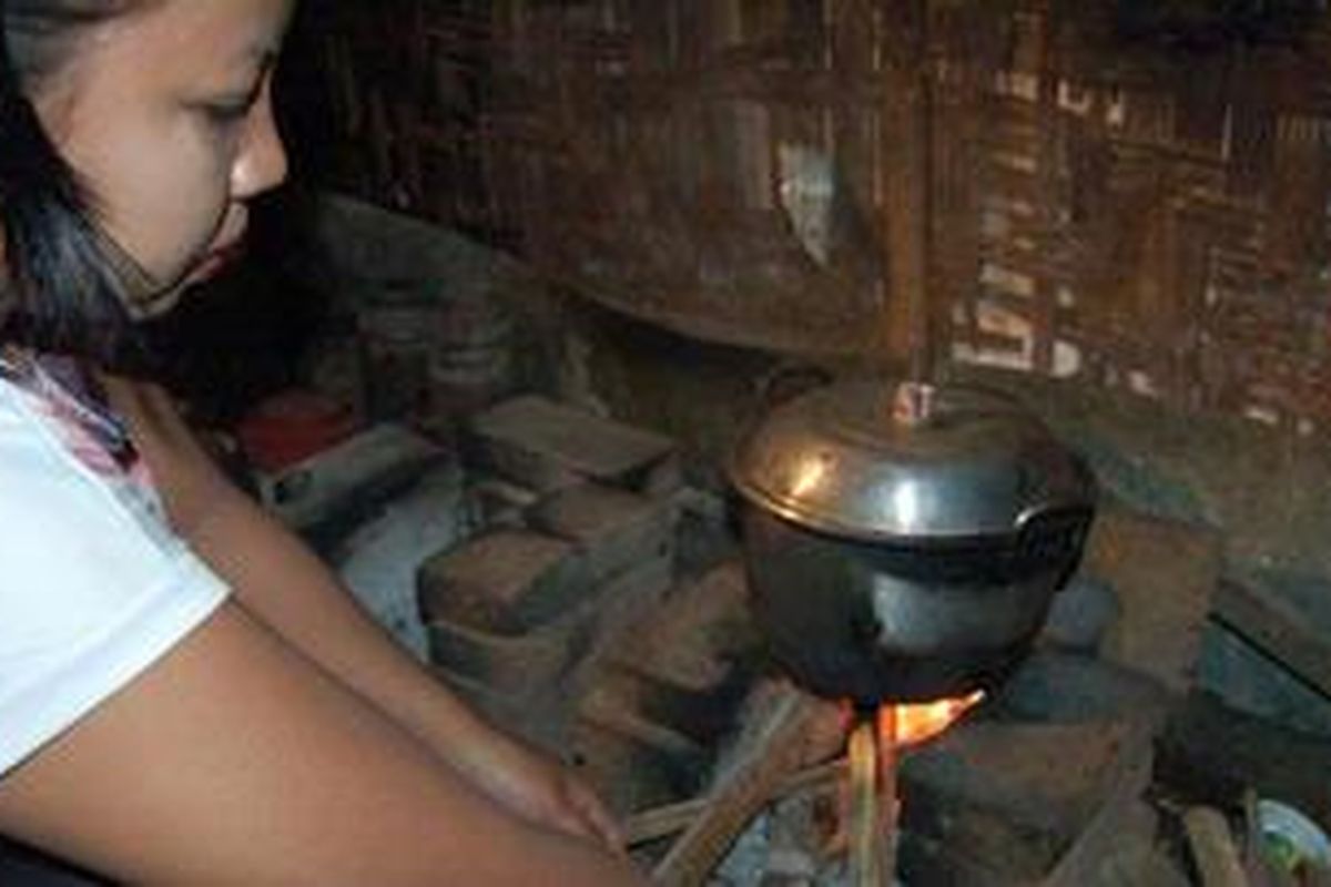 Melonjaknya harga elpiji khususnya tabung 3 kilogram memaksa sebagian warga Kecamatan Ujungloe, Kabupaten Bulukumba, Sulawesi Selatan, beralih menggunnakan kayu bakar untuk memasak, Senin (20/2/2012). 