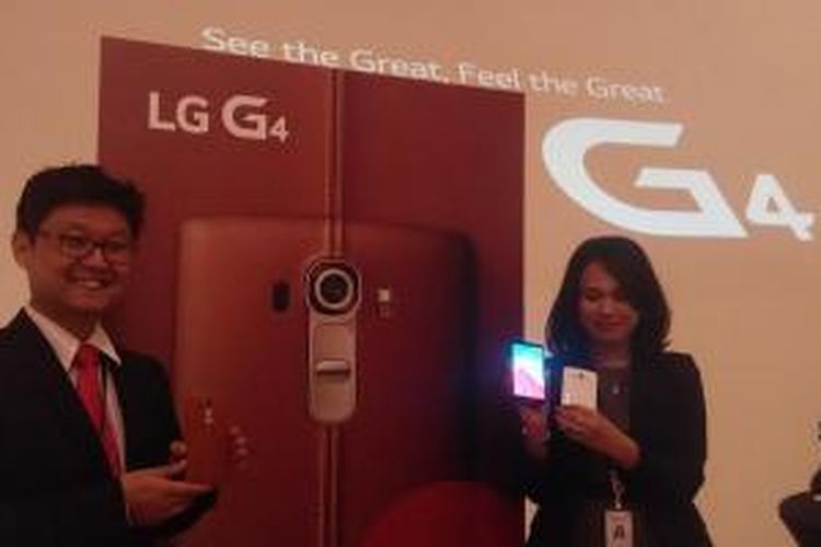 Head of LG Mobile Indonesia Damon Kim (kiri) dan Head of Product Marketing LG Mobile Indonesia Adinda Nesvia (kanan) pada peluncuran LG G4, Rabu (29/4/2015) di Art Science Museum, Marina Bay Sand, Singapura.