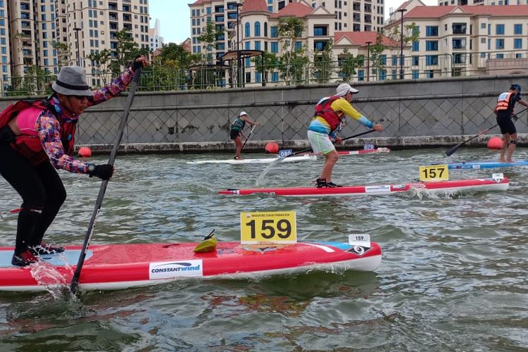 Tim stand up paddle (dayung berdiri) Indonesia saat mengikuti ajang Singapore Canoe Marathon di Singapura pada Minggu (19/1/2020).