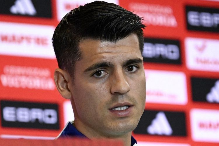 Alvaro Morata berbicara dalam konferensi pers menjelang pertandingan sepak bola Grup E Kualifikasi Piala Dunia UEFA 2026 antara Bulgaria vs Spanyol, di Stadion Vassil Levski di Sofia pada 3 September 2025. (Foto oleh Nikolay DOYCHINOV / AFP). Morata kini memperkuat Como 1907 di Liga Italia musim ini.