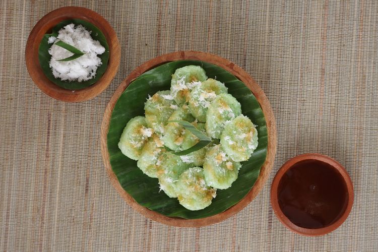 Lupis memiliki banyak varian bentuk, mulai dari segitiga hingga bulat, tergantung cetakan saat merebus.