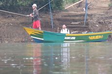 Jembatan Roboh, Siswa Seberangi Sungai Andalkan Perahu untuk Ikuti Ujian Nasional