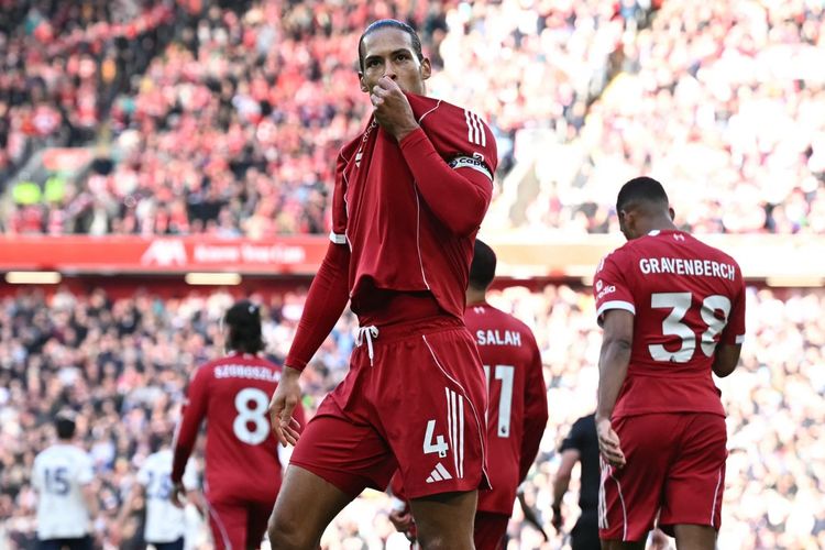 Virgil van Dijk merayakan gol dalam pertandingan sepak bola Liga Inggris antara Liverpool vs West Ham United di Anfield di Liverpool, barat laut Inggris pada 28 Februari 2026. (Foto oleh Paul ELLIS / AFP)