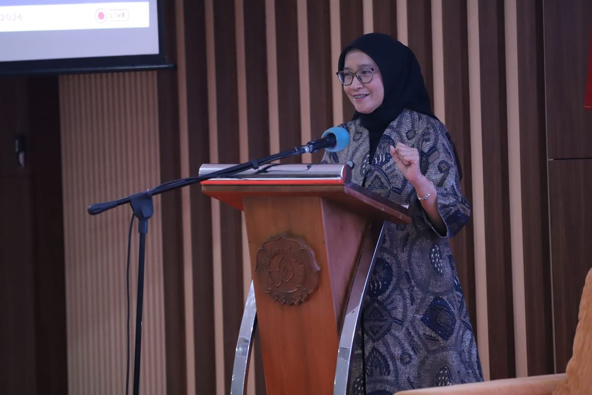 Menteri Pendayagunaan Aparatur Negara dan Reformasi Birokrasi (PANRB) Rini Widyantini saat menjadi pembicara dalam acara Seminar Nasional dan Rapat Kerja Nasional (Rakernas) Indonesian Association for Public Administration (IAPA), di Universitas Sebelas Maret (UNS), Surakarta, Jawa Tengah, Senin (9/2/2026).