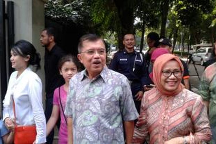 Mantan Wakil Presiden Jusuf Kalla dan istrinya, Mufidah, saat akan memberikan hak pilihnya di TPS 03 Kelurahan Pulo, Kebayoran Baru, Jakarta Selatan, Rabu (9/4/2014)