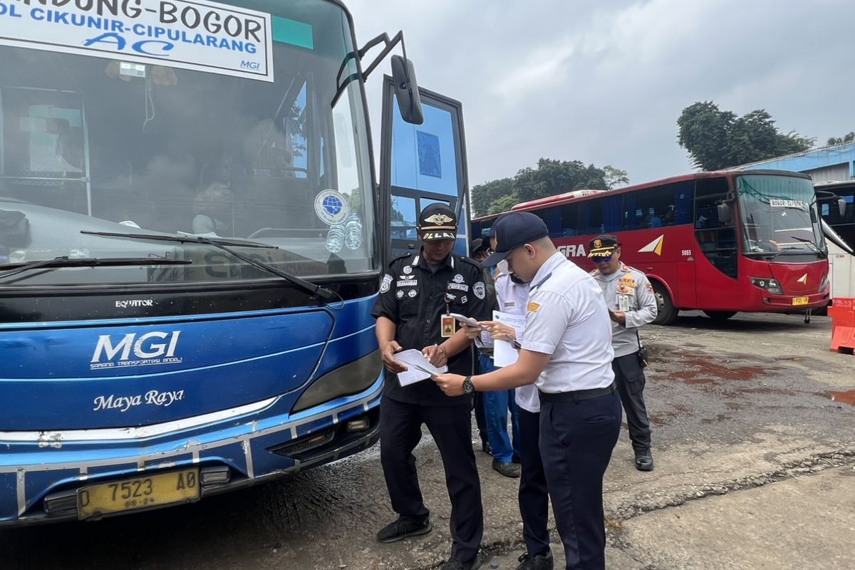 Petugas Dishub Kota Bogor menggelar ramp check atau pemeriksaan keselamatan di Terminal Baranangsiang, Kota Bogor.