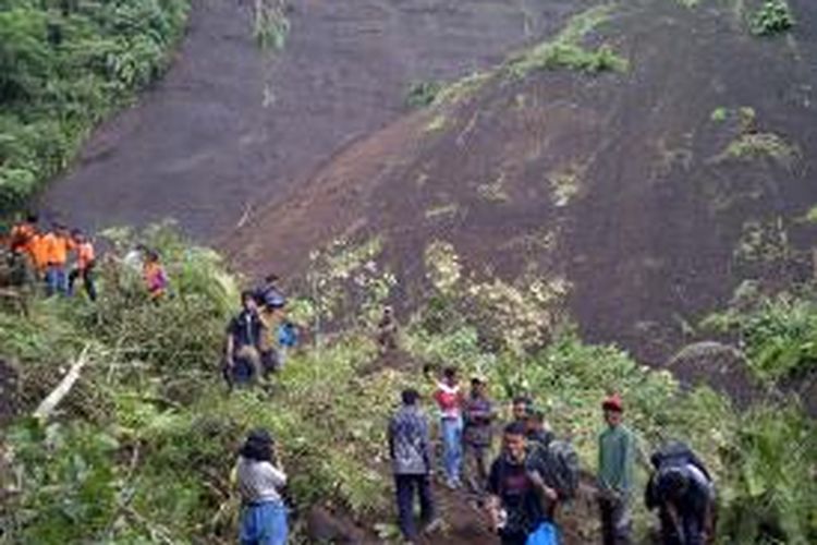 Lokasi longsor tewaskan dua orang, di Kabupaten Malang, Jawa Timur. Satu korban baru ditemukan, pada Kamis (24/4/2014).