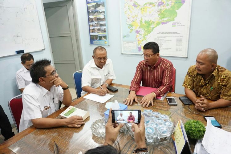 Marta Sanding melalui kuasa hukumnya Andel dan Dominikus Arif bersama pihak perwakilan keluarga mendatangi kantor Satker Pelaksanaan Jalan Nasional Wilayah III di Jalan Subarkah, Pontianak, Senin (14/1/2019).