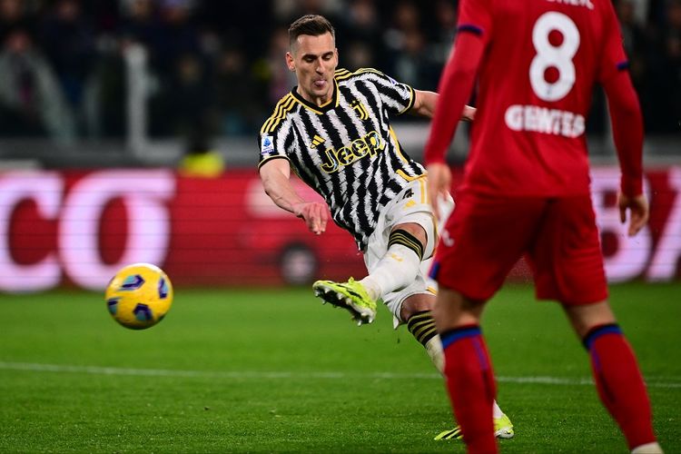 Penyerang Juventus Arkadiusz Milik menembak dan mencetak gol kedua timnya pada pertandingan sepak bola Serie A Liga Italia antara Juventus vs Atalanta di Stadion Allianz di Turin, pada 10 Maret 2024.