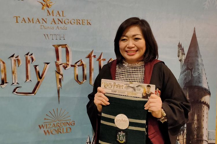 Manager Position, Promotion & Advertising Mal Taman Anggrek, Elvira Indriasari mencoba jubah penyihir film Harry Potter dalam peluncuran Holiday at Mal Taman Anggrek with Harry Potter, Kamis (28/11/2019).