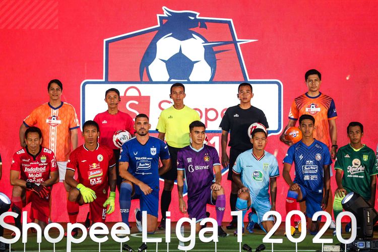 Pemain perwakilan pesepak bola dari klub liga 1 shopee saat foto bersama dalam acara press conference dan launching Shopee Liga 1 2020, Senin (24/2/2020). Kompetisi sepak bola Liga 1 musim 2020 akan diikuti 18 klub di Indonesia yang berlangsung dari 29 Februari hingga 1 November 2020, dan akan dibuka dengan laga Persebaya Surabaya vs Persik Kediri di Stadion Gelora Bung Tomo, Sabtu (29/2/2020).