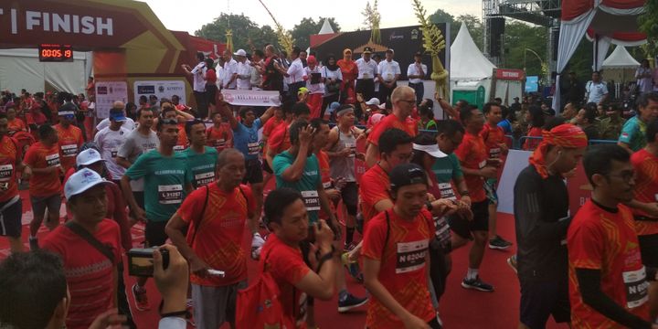 Para peserta Bank Jateng Borobudur Marathon 2017 start di Taman Lumbini Candi Borobudur Magelang, Jawa Tengah,  Minggu (19/11/2017), pukul 05.00 WIB. 