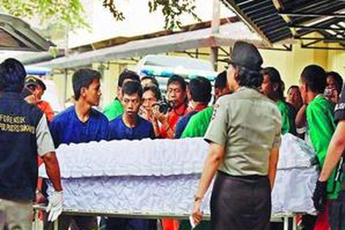 Empat jenazah teroris, yang tewas dalam penyergapan oleh tim polisi antiteror di Solo, tiba di Rumah Sakit Polri Sukamto, Jakarta Timur, Kamis (17/9). Gembong teroris Noordin M Top akhirnya tewas tertembak peluru dalam peristiwa tersebut.