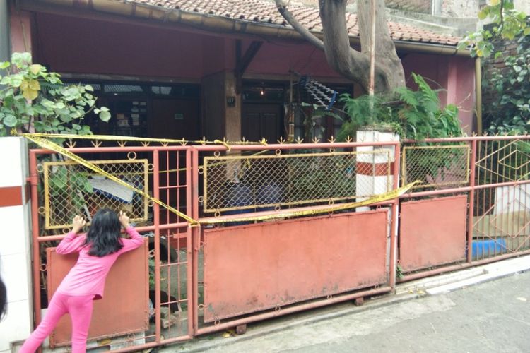 Suasana rumah Neneng di Kelurahan Melong, Kecamatan Cimahi Selatan, Kota Cimahi, Jawa Barat. Neneng dan keluarganya menyimpan jasad suami dan anaknya di dalam rumah.