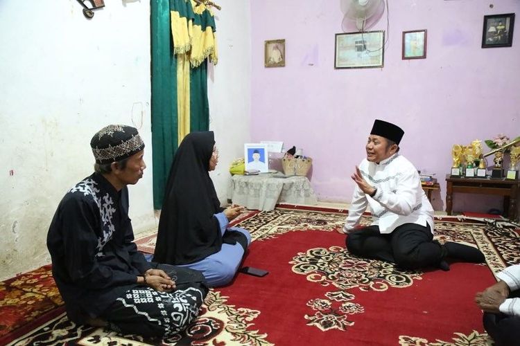 Gubernur Sumatera Selatan Herman Deru menawarkan pendampingan hukum untuk keluarga AM, santri Ponpes Gontor asal Palembang, yang tewas diduga dianiaya seniornya.
