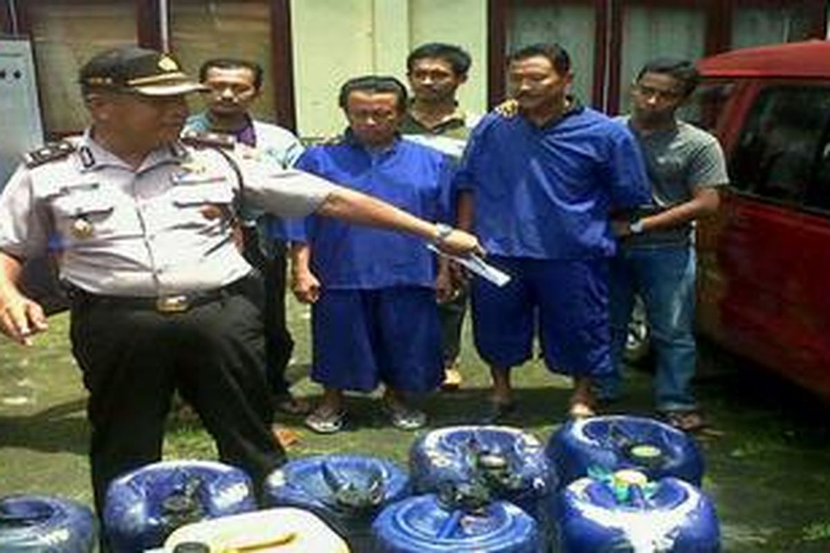 Polres Sampang saat mengamankan barang bukti dan tiga tersangka penimbunan BBM.