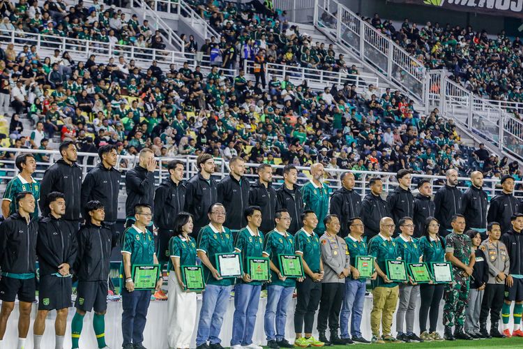 Foto bersama seluruh anggota Persebaya Surabaya bersama sponsor pada Team Launching Game 2025 yang diselenggarakan menyambut musim baru Super League 2025-2026 yang berlangsung di Stadion Gelora Bung Tomo Surabaya, Sabtu (19/7/2025) malam.