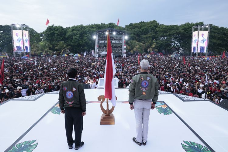 Paslon nomor urut 3, Ganjar Pranowo-Mahfud MD dalam acara kampanye akbar di Ruang Terbuka Hijau (RTH) Maron, Banyuwangi, Jawa Timur, Kamis (8/2/2024). 