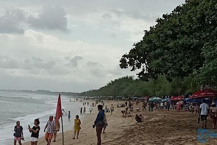 Kondisi Pantai Kuta terkini setelah ombak besar sempat naik ke daratan, Rabu (3/7/2019) 
