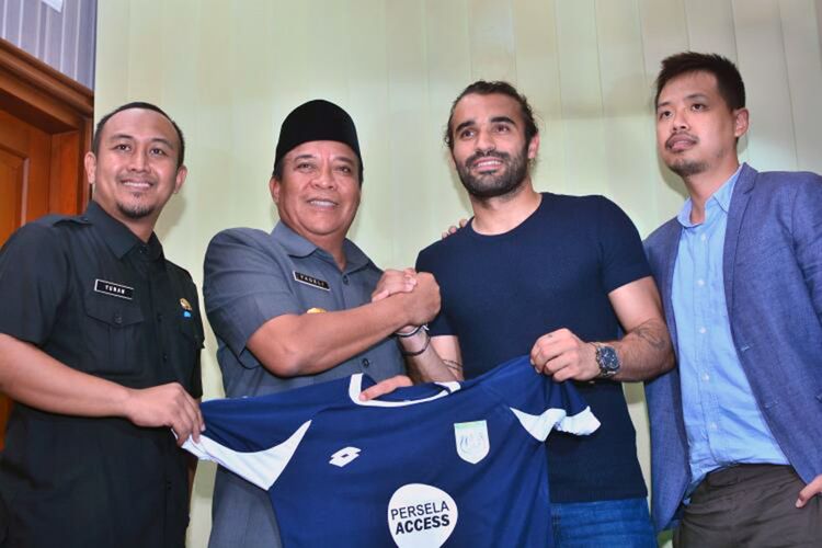 Marquee player Persela Lamongan, Jose Manuel Barbosa Alves alias Coelho (dua dari kanan), saat diperkenalkan kepada awak media.