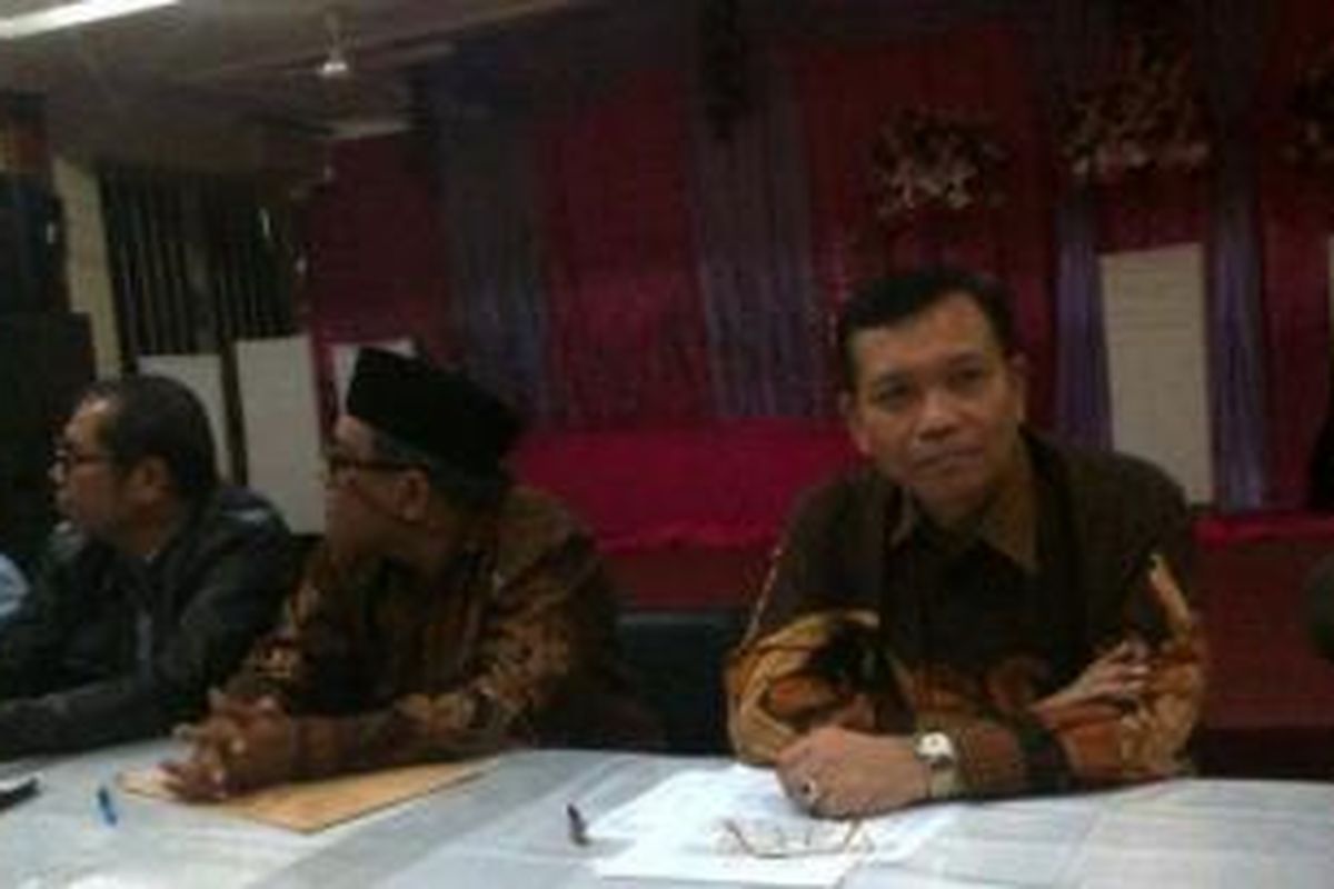 Brigjen Pol (Purn) Mangisi Situmorang menggelar jumpa pers di Bogor, Jawa Barat, Sabtu (22/2/2014), terkait laporan dugaan penganiayaan dan penyekapan terhadap sejumlah pekerja rumah tangga oleh istrinya.