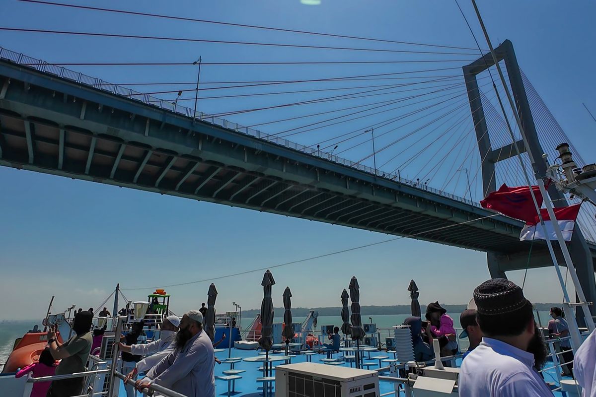 Jembatan Suramadu Dilihat dari Kapal KM Kirana VII tujuan Surabaya-Lombok, Minggu (27/8/2023).