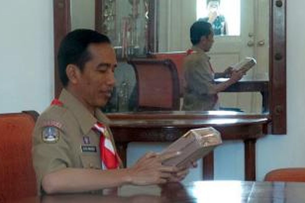 Gubernur DKI Jakarta Joko Widodo mengenakan seragam pramuka di Balaikota Jakarta, Rabu (14/8/2013). Tanggal 14 Agustus diperingati sebagai Hari Pramuka.