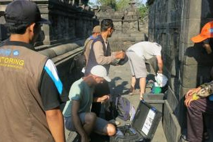 Para ahli drainase dari Jerman sedang memeriksa saluran filter layer di Candi Borobudur bersama staff Balai Konservasi Borobudur (BKB), Kamis (1/10/2015).
