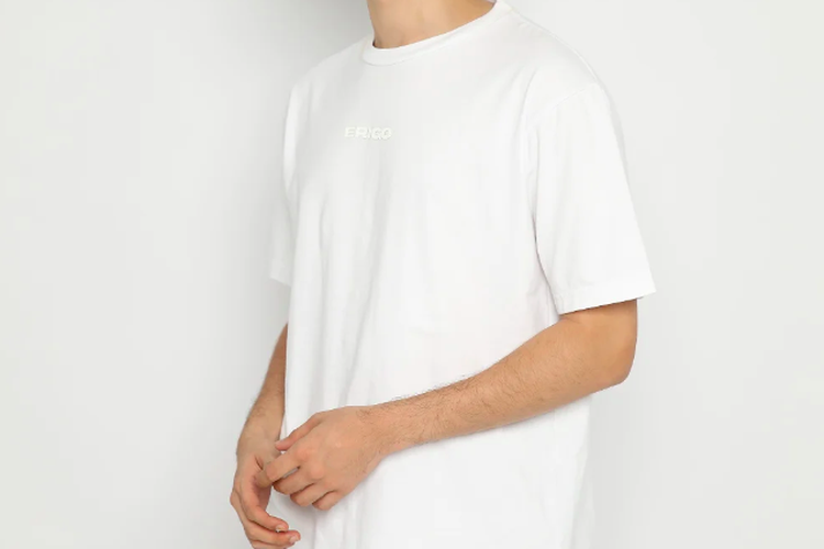 Erigo T-Shirt Oversize Altha White, inspirasi outfit ala Ed Sheeran saat manggung di JIS, Jakarta, Sabtu (2/3/2024). 