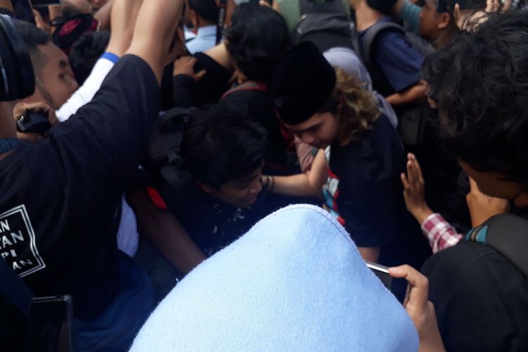 Dul Jaelani, anak dari musisi Ahmad Dhani sempat terjatuh di kerumunan massa saat jemput keluar ayahnya di Rumah Tahanan Kelas 1 Cipinang, Jakarta Timur, Senin (30/12/2019).(KOMPAS.COM/DEAN PAHREVI)
