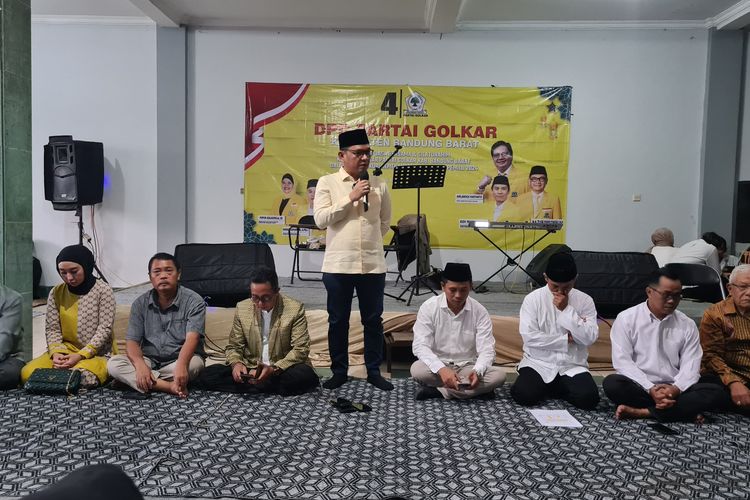 Ketua Dewan Pimpinan Daerah (DPD) Partai Golkar Jawa Barat TB Ace Hasan Syadzili menunjuk nama bakal calon bupati yang bakal ikut kontestasi pada perhelatan Pilkada 2024, di Sekretariat DPD Partai Golkar Kabupaten Bandung Barat (KBB), Jawa Barat, Senin (8/4/2024).