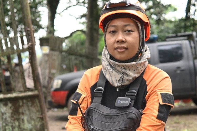 Erika Widianti (23) mengabdikan hidupnya menjadi relawan kegiatan kemanusiaan yang tergabung di dalam tim SAR DMC Dompet Dhuafa. 