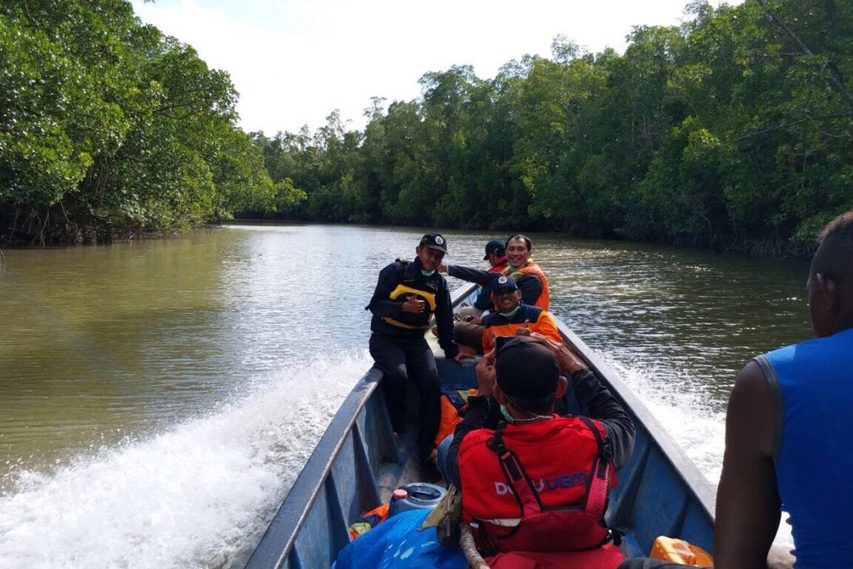 Tim DERU UGM saat menggunakan kapal menuju. (Foto Dokumentasi UGM)