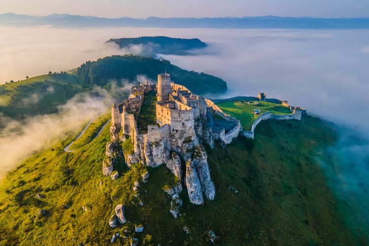 Ilustrasi Slowakia - Pemandangan Spis Castle di Desa Zehra, Spis, Slowakia.