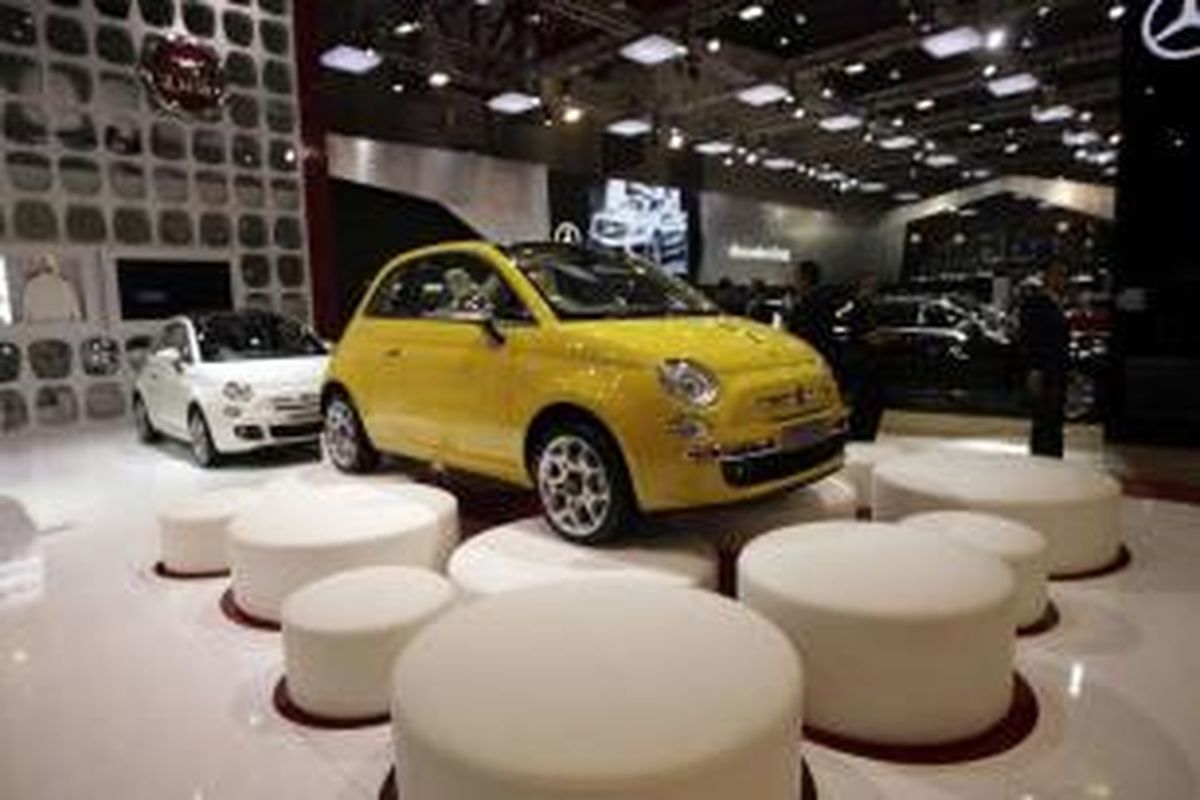 Sejumlah mobil dipajang di stan Fiat dalam pameran Indonesia International Motor Show 2014, di JIExpo, Kemayoran, Jakarta, Kamis (18/9/2014). Pameran otomotif terbesar di Indonesia ini akan berlangsung hingga 28 September 2014.