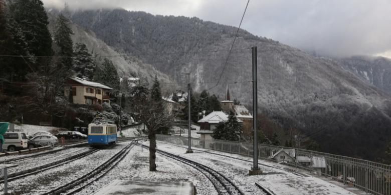 Jalur tua kereta api dari Montreux menuju Rochers-de-Naye melewati rel kereta bergerigi yang dibangun sejak tahun 1892. Wisatawan disuguhi pemandangan salju, hutan pinus, danau, hingga rumah habitat marmut.