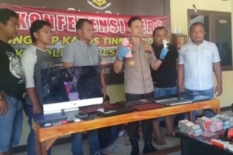 Kapolres Brebes AKBP Gatot Yulianto didampingi jajarannya menunjukan sejumlah barang bukti hasil kejahatan kawanan pembobol minimarket saat konferensi pers di Mapolres Brebes, Selasa (10/3/2020)