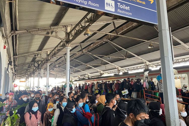 Situasi Stasiun Rangkasbitung di Kabupaten Lebak, Provinsi Banten ramai oleh pemudik yang hendak naik kereta lokal ke Pelabuhan Merak, Kamis (20/4/2023).